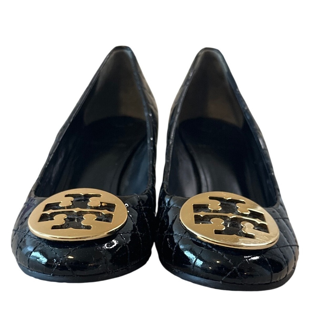 Tory Burch Quinn Quilted Patent Wedge Pumps Black Gold Logo Size 8.5 - Picture 3 of 11